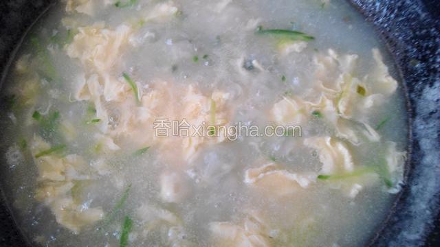 把鸡蛋液慢慢倒入锅里，加盐，鸡精，搅拌均匀