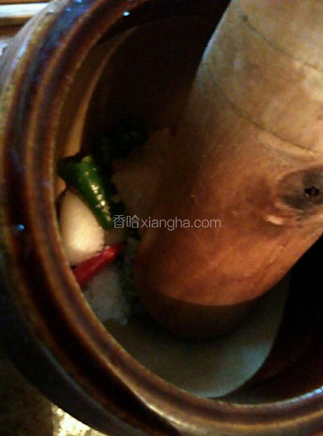 在放入醋生抽麻油花椒油调成料汁！