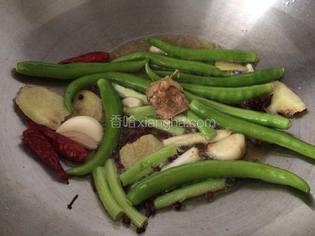 放入青杭椒，炒至杭椒皮变色；