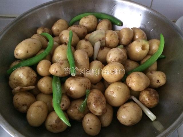 放入小土豆翻炒均匀，使每个小土豆都沾上油；