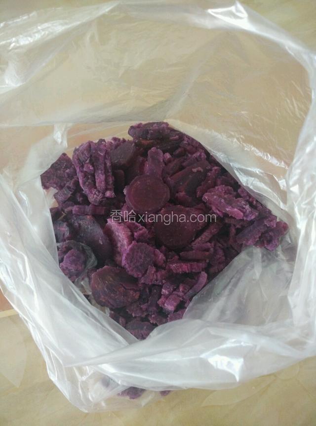 紫薯冷后放入一次性袋中，碾碎，切记要很碎呦！