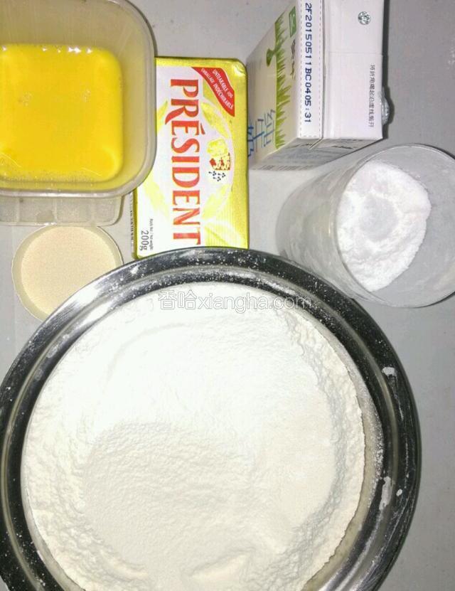 准备好所有食材，鸡蛋打均匀备用，高粉和低粉混合拌匀