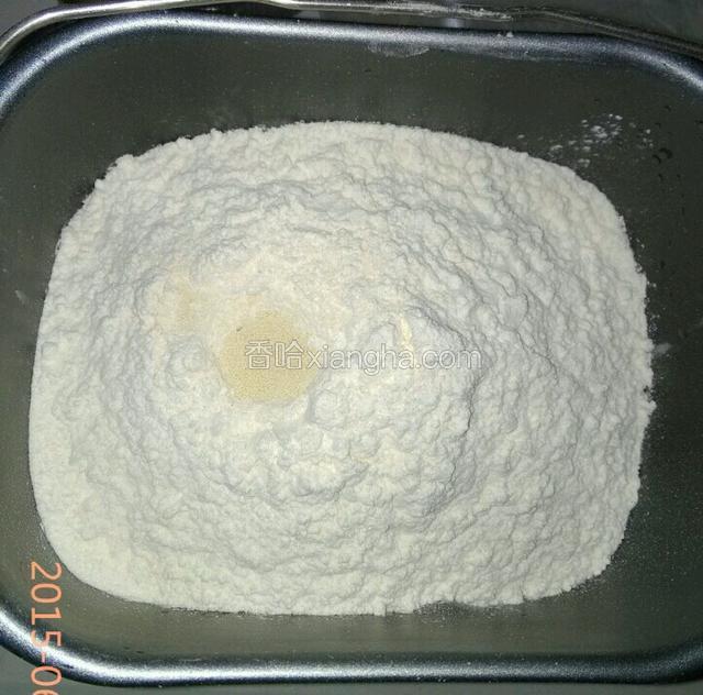 将牛奶，蛋液(留少许最后上色用)，糖盐装入和面桶，筛入面粉，在面粉的一边倒入酵母粉，启动和面程序30分钟
