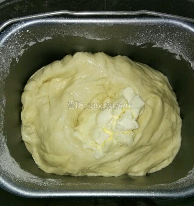 一个和面程序完成倒入切碎的黄油，再次启动和面程序30分钟，盖上盖子发酵2～3倍大