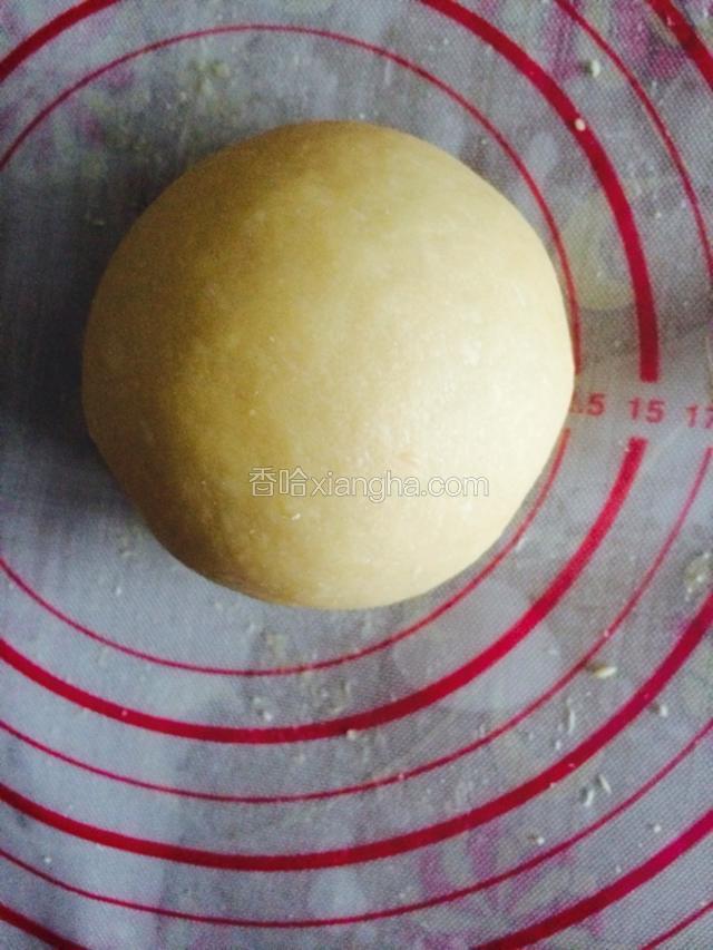 然后用手揉成团，用力搓揉。
如果有面包机的话，可以用面包机进行揉面。
没有面包机，用手搓揉的话，至少揉半个小时到一个小时，直到面团表面光滑。（这个过程真的很累，胳膊也很疼，但是一定要揉到面团光滑为止）