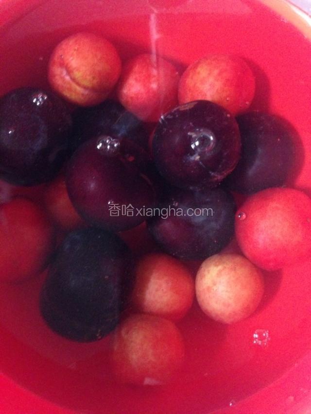 黑布林李子用清水冲洗干净，然后用淡盐水浸泡10分钟左右