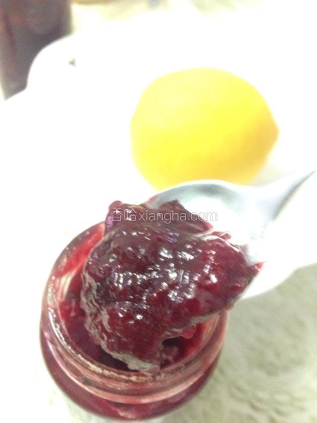 做好的果酱放几天再吃，用无水无油的勺子挖取。