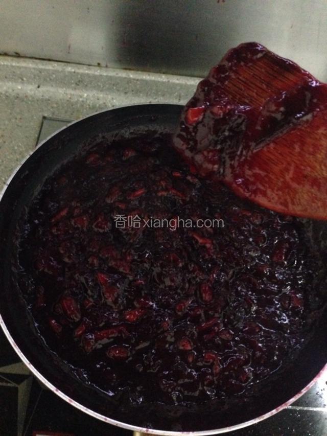 当熬煮到有一定稠度，能挂住铲子不会马上滴落，就可以关火。趁热装入消毒好的玻璃瓶。并倒扣瓶子放凉，冷藏保存。