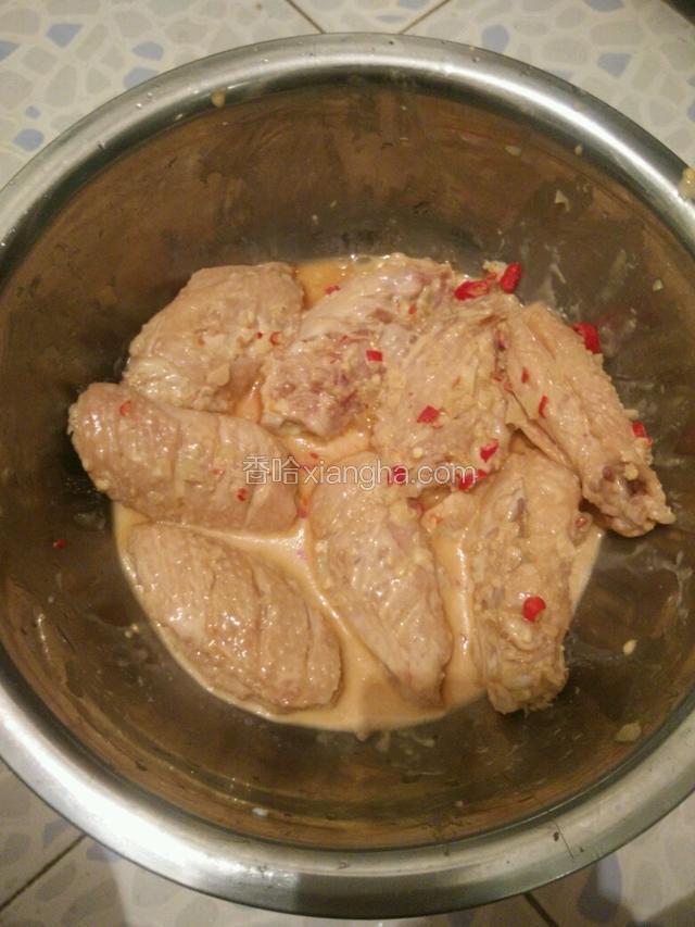 鸡翅洗净，入锅干煸至水份干，在鸡翅上划几刀，加入料酒、盐、鸡精、生抽腌制30min。
入味后放入蒜末、小米辣、淀粉、鸡蛋清拌匀。
