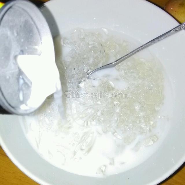 椰汁倒入拌有砂糖的海石花冻中