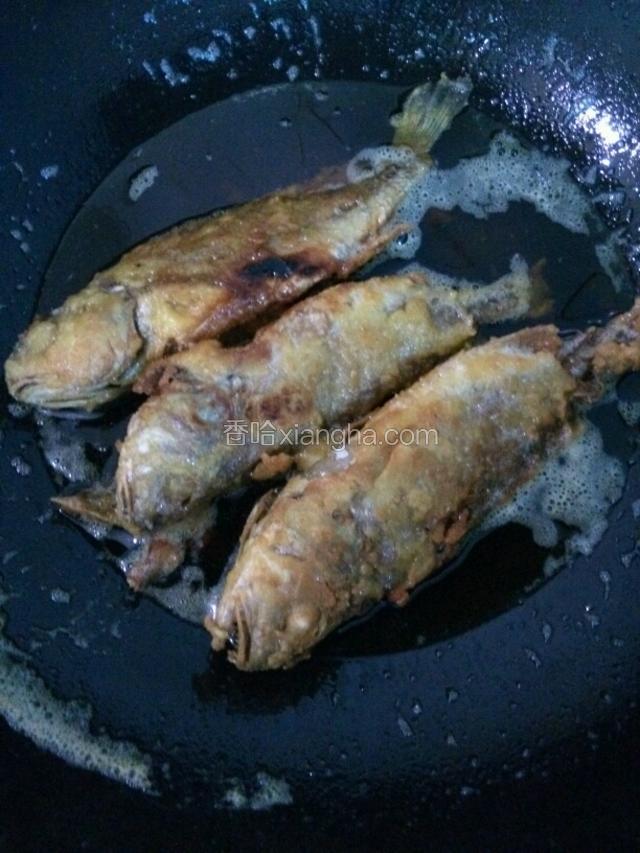 把锅烧热到上油，油要能没过鱼身，这样鱼才能炸透。
油热了，把鱼一条条放进去，用小火把鱼炸透。鱼两面
金黄，在把鱼盛起。


