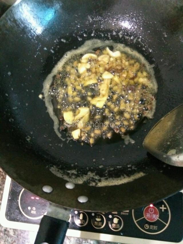 鱼盛起后，锅里留少量的油。把准备好的大蒜生姜花椒
放入锅里，爆炒出香味。
