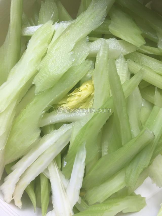 西芹洗净切好备用