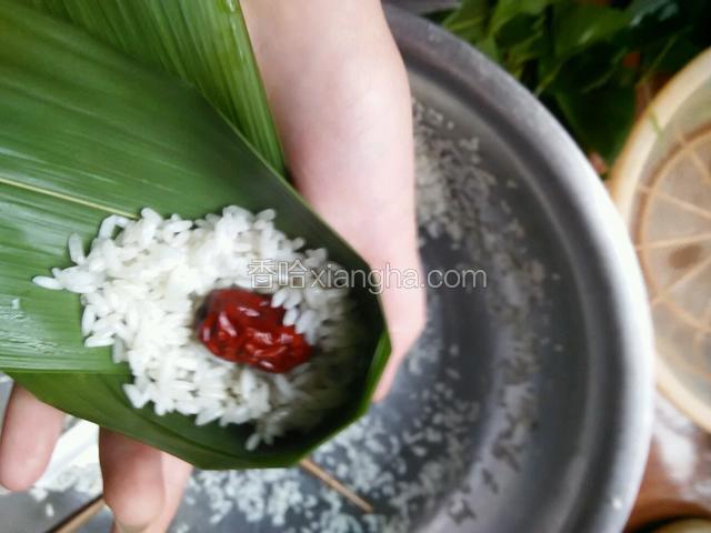 再放一粒红枣，可根据个人口味添加自己喜欢吃的东西