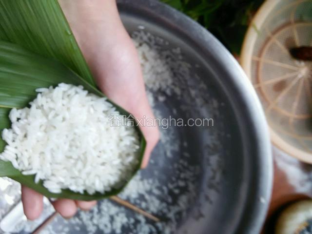 再把米装满漏斗，然后再折起，捆紧就可以啦，形状不重要只要绑紧不要散掉就可以