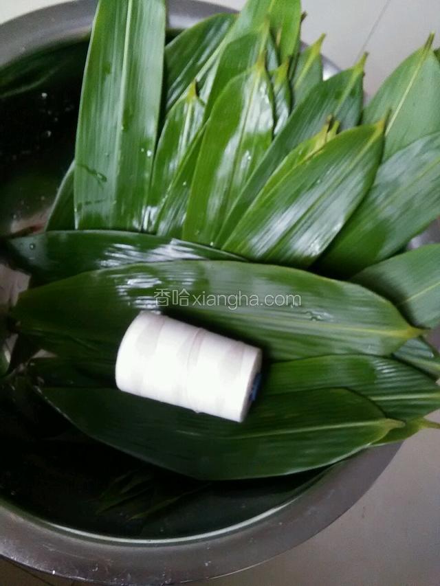 准备好浸泡过的糯米，绑带，粽叶，糯米里面适量拌一点点糖，依照个人口添加辅料，我包的就只放红枣