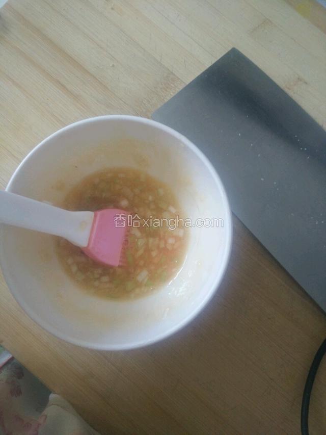 
鸡蛋打死散，加入盐，葱末，搅拌均匀