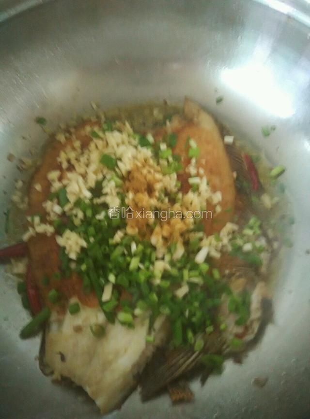 放入葱姜蒜，红辣椒，十三香，料酒，酱油