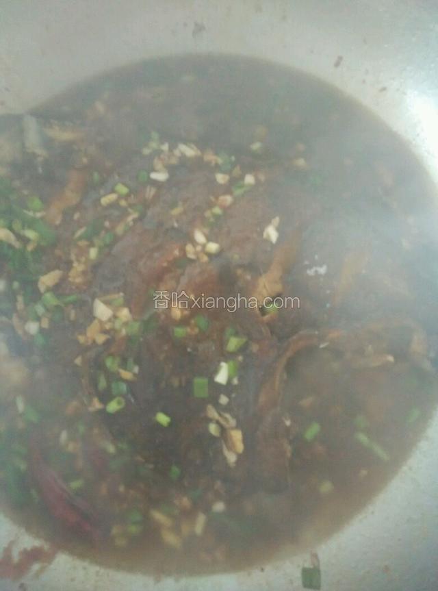 放糖和醋，蒜蓉辣酱，加少量水，大火