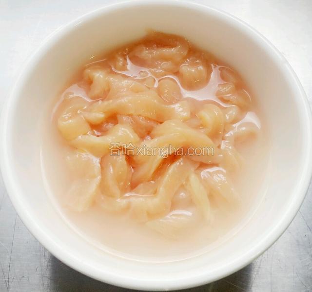 
肉丝切好泡芡水，抓匀备用
