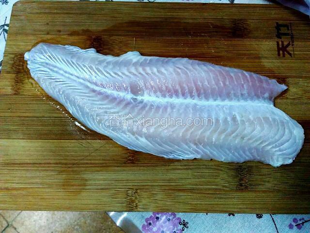 将龙利鱼片先解冻，解冻后清洗干净。
