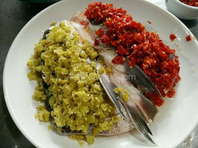 先调蒸鱼豉油，调鸡精，味精，胡椒粉，一边盖野山椒，一边盖剁椒。