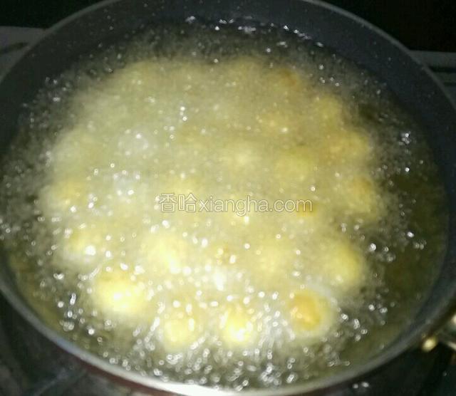 转中小火炸一会，不时用筷子翻拌几下