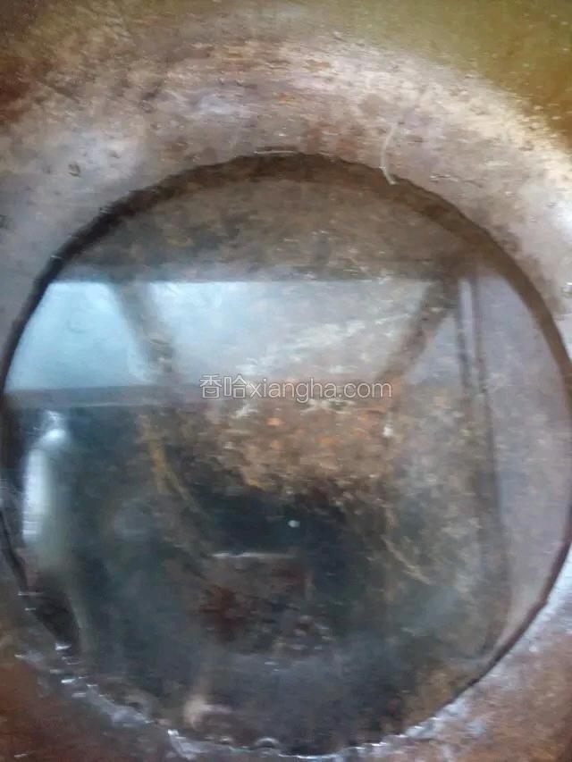 锅里放水，放盐，把水烧开。