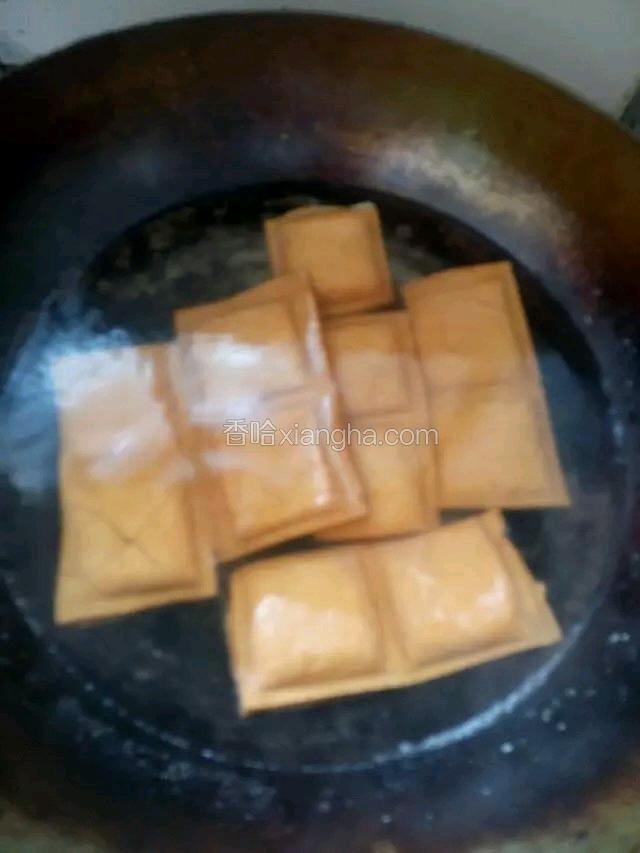 将豆干放入锅内，煮6-7分钟，