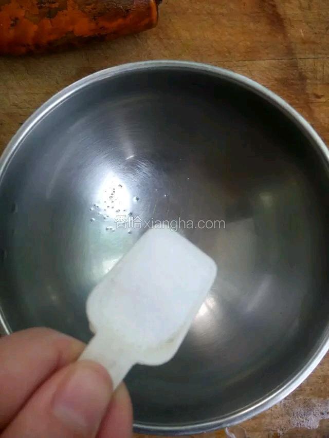 再煮豆干的同时，我们就调汁，首先放适量盐.