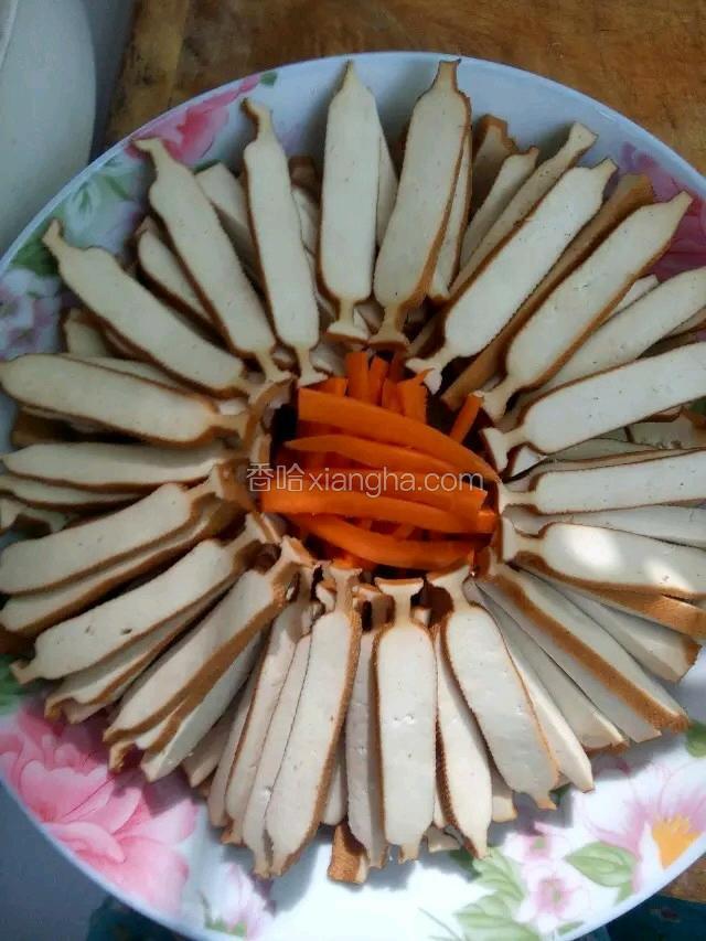 煮好的豆干捞出切条。胡萝卜切丝