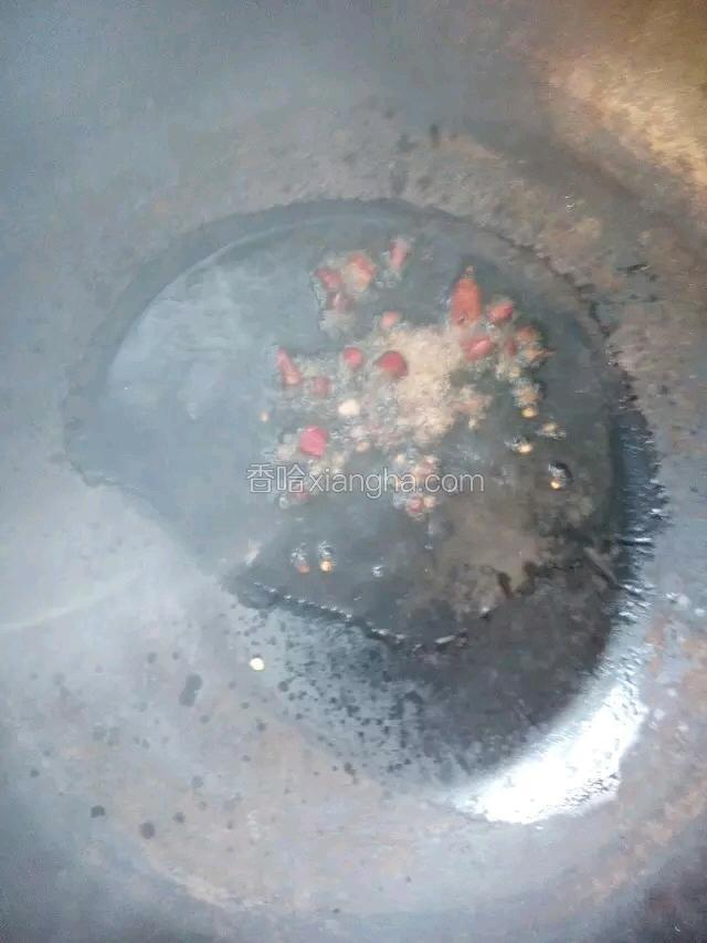 锅里放油，油热后放花椒，辣椒碎，
