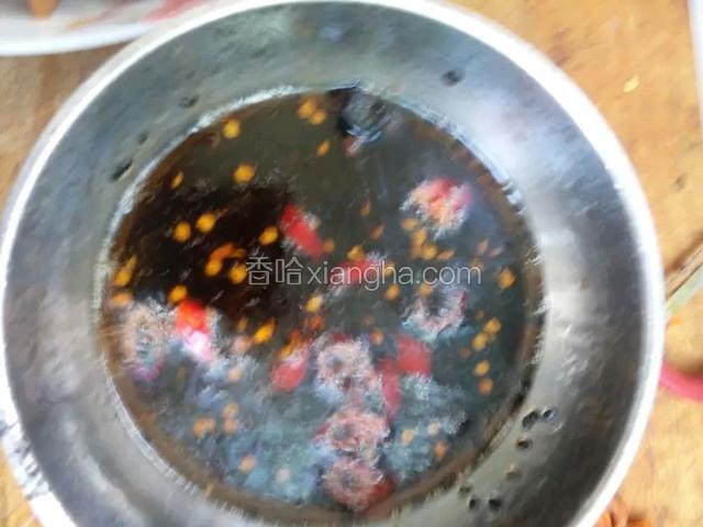 然后取辣椒花椒油，泼进碗里，调汁完成