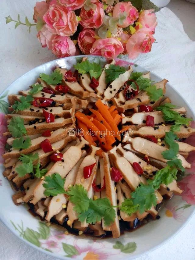 把调好汁均匀的洒在豆干上，上洒点香菜，这道菜就完成了。