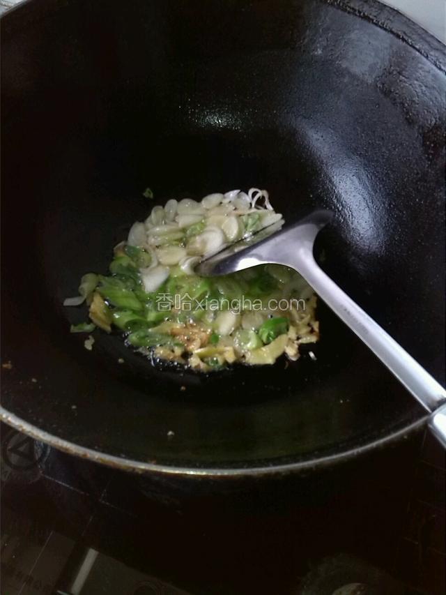 锅里留少量油爆香葱姜蒜