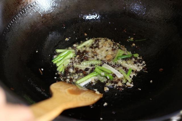 锅中加油，温油小火焙香花椒，接着先后放入姜蒜末、葱段、辣椒丁煸炒出香味。