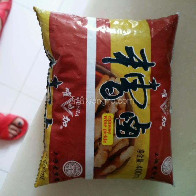 将晾凉了的毛豆放入容器中，倒入糟卤汁浸过毛豆，放入冰箱冷藏两个小时后捞出食用。