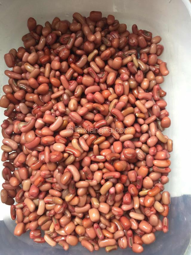 红豆提前泡5小时.将泡过的红豆用高压锅压15分钟.