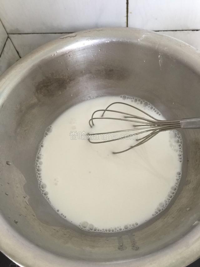 另一半的椰浆加入100克的白糖坐在炉子上小火煮至溶化