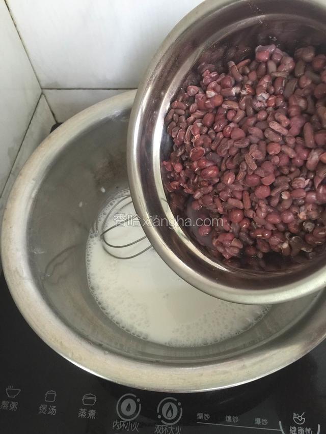 然后加入煮熟的红豆搅拌均匀