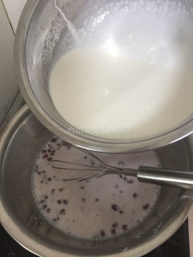 将1/5的马蹄浆倒入正在煮的糖水中.要不断的搅拌.有凝固样子.关火.