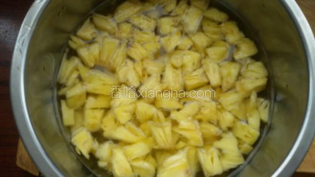 菠萝肉先用盐水泡半小时，捞出控干备用