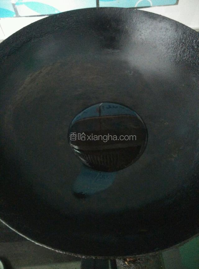 将锅烧热，加入食用油，待油热将半熟的肉末放入，翻炒。