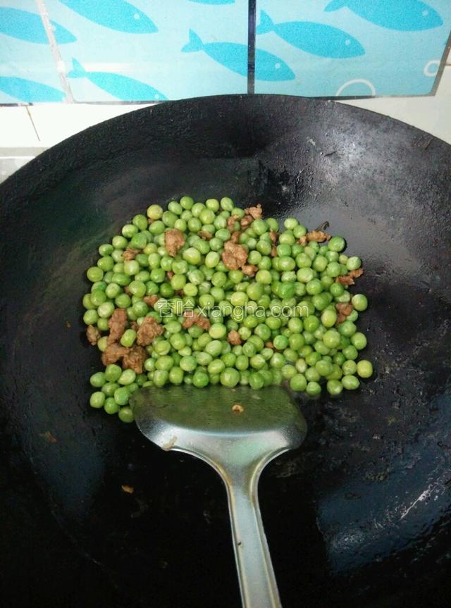 加入豌豆，翻炒。