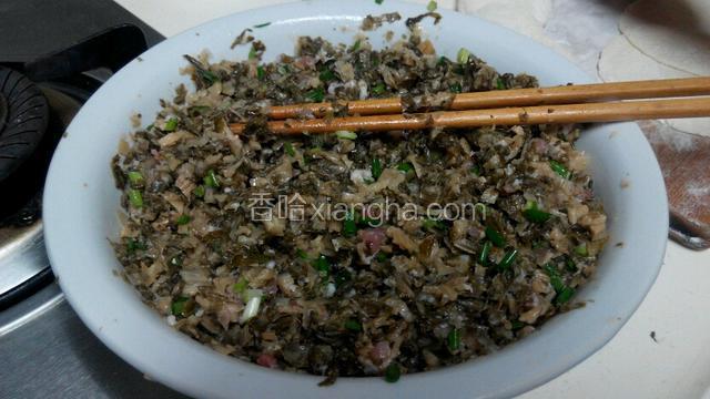 加入香油，食用油，盐，少许十三香搅拌均匀