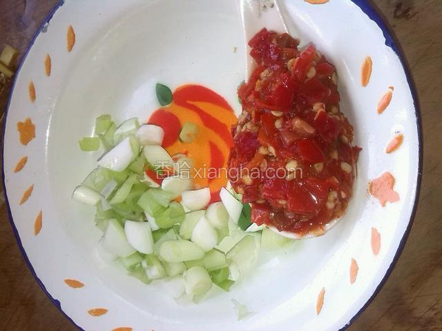 葱切马耳片，泡剁椒1勺