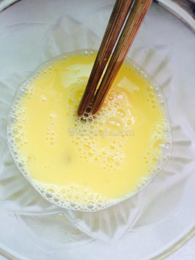 鸡蛋顺方向打散