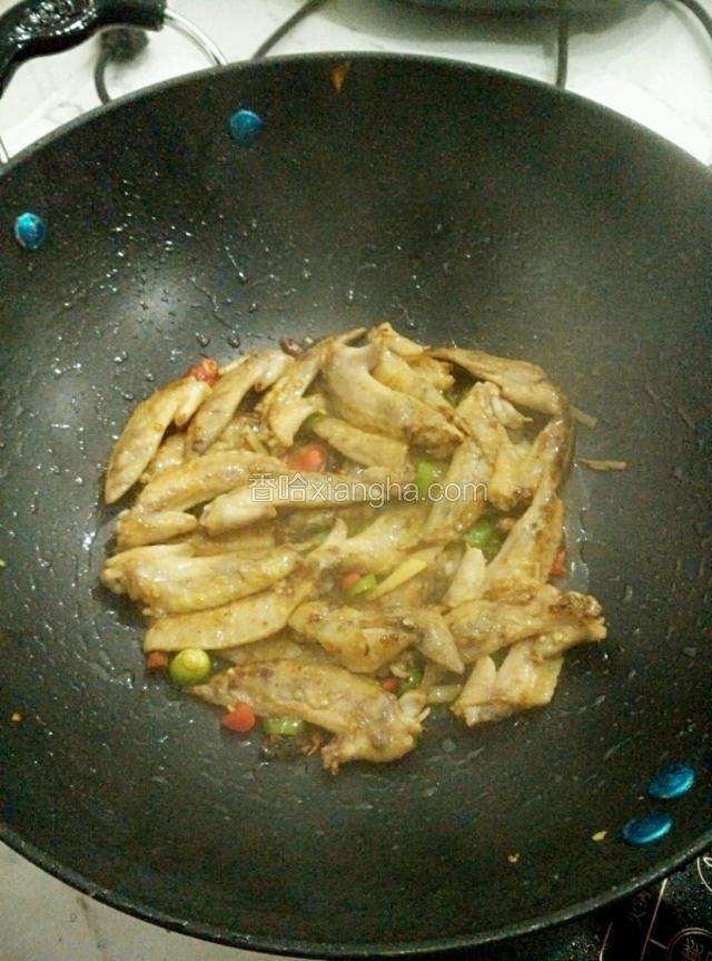 1.倒入油，待油热了之后，放葱姜辣椒翻炒， 
2.闻到香味把鸡尖放入锅里翻炒，加适量的盐
3.加生抽  老抽 料酒  翻炒  
4.加香葱和醋  翻炒几下  就可以出锅了