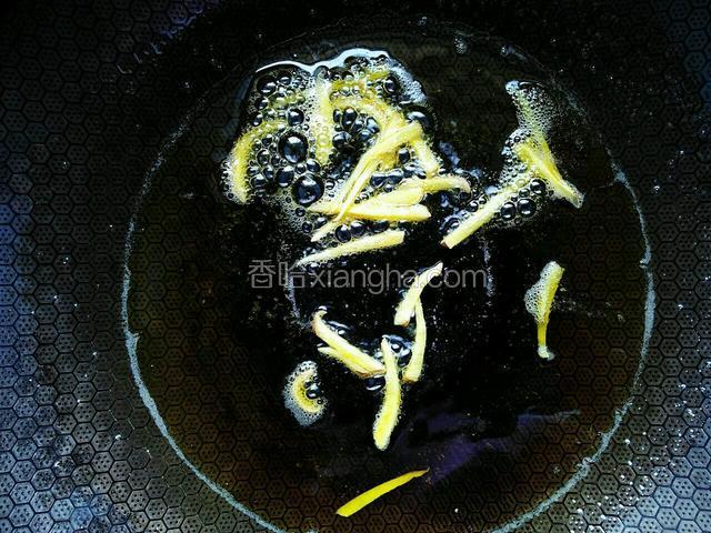 腌制好后起油锅，加入食用油，油以大约盖过小排一半即可。
加生姜丝，爆香。