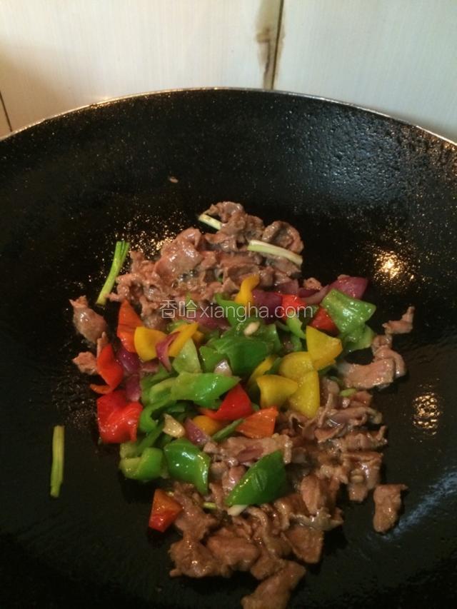 牛肉变色后加入葱白和炒好的配菜，翻炒均匀加入点生抽和水淀粉勾芡…